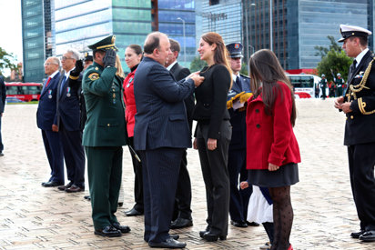 Sandra Poveda recebe uma medalha do Ministério da Defesa da Colômbia.