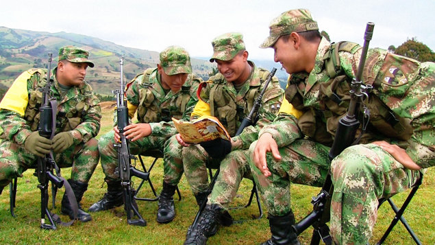 Soldados do exército colombiano leem A História dos Direitos Humanos.